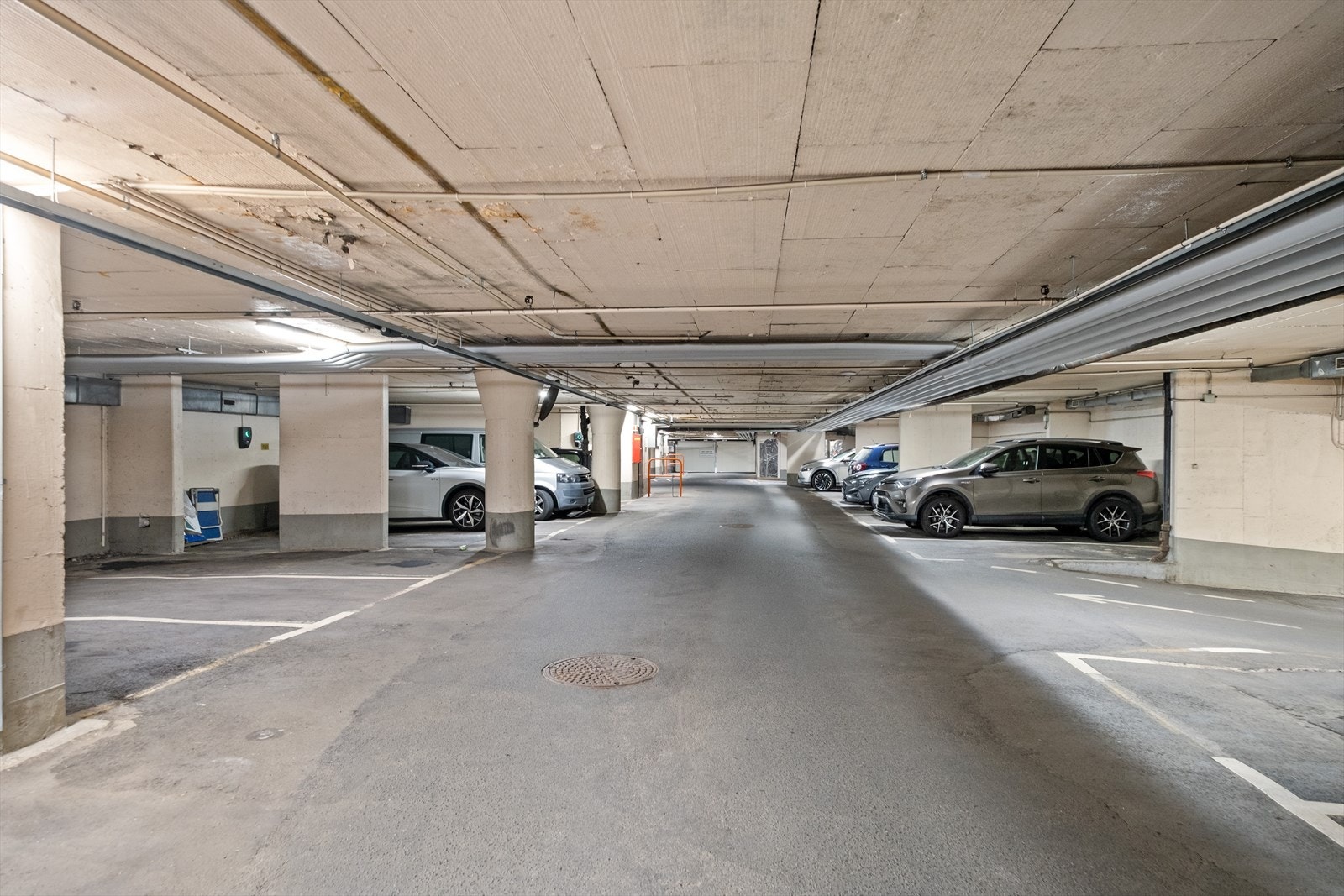 Det medfølger garasjeplass med lader til elbil. Galleribilde
