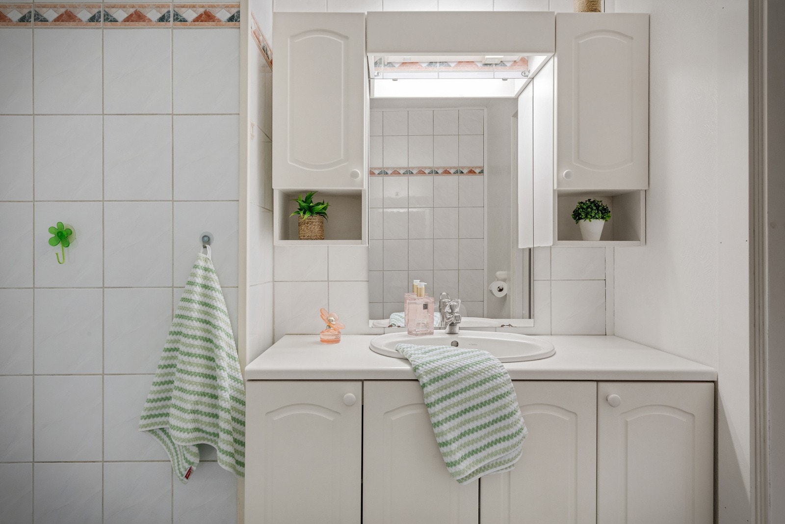 Badet er utstyrt med dusjkabinett, servant med innredning og toalett. Det er varmekabler i gulv. Galleribilde