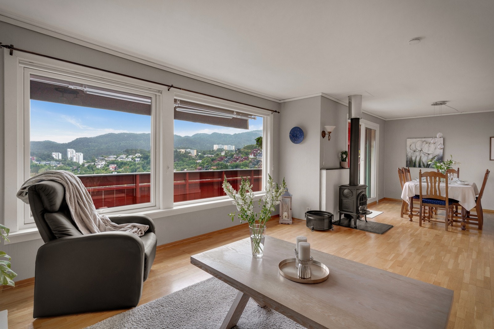 Boligen har en lys og luftig stue. Galleribilde