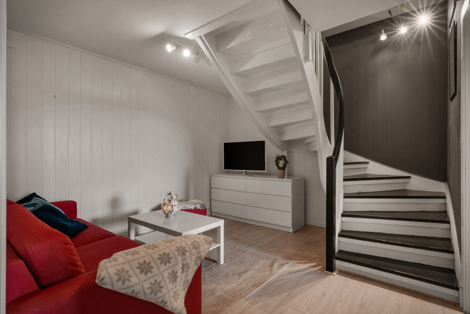 Rom under trappen som i dag brukes som TV-stue. Galleribilde
