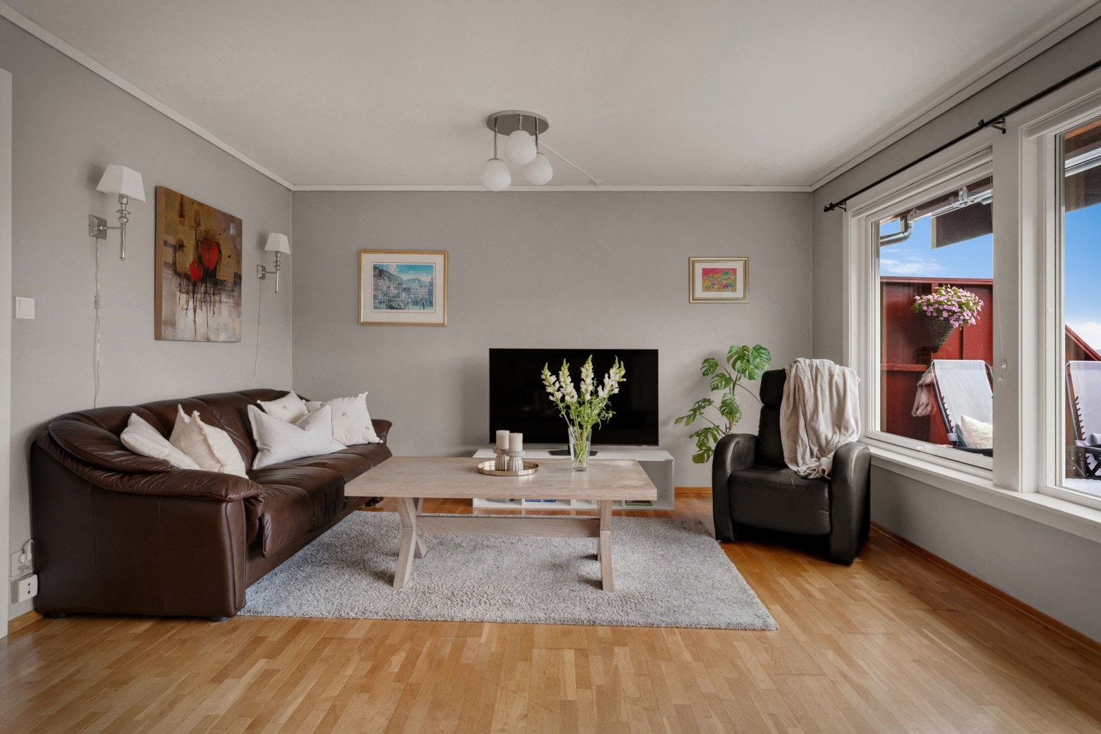 God plass til sofakrok og spisebord. Galleribilde