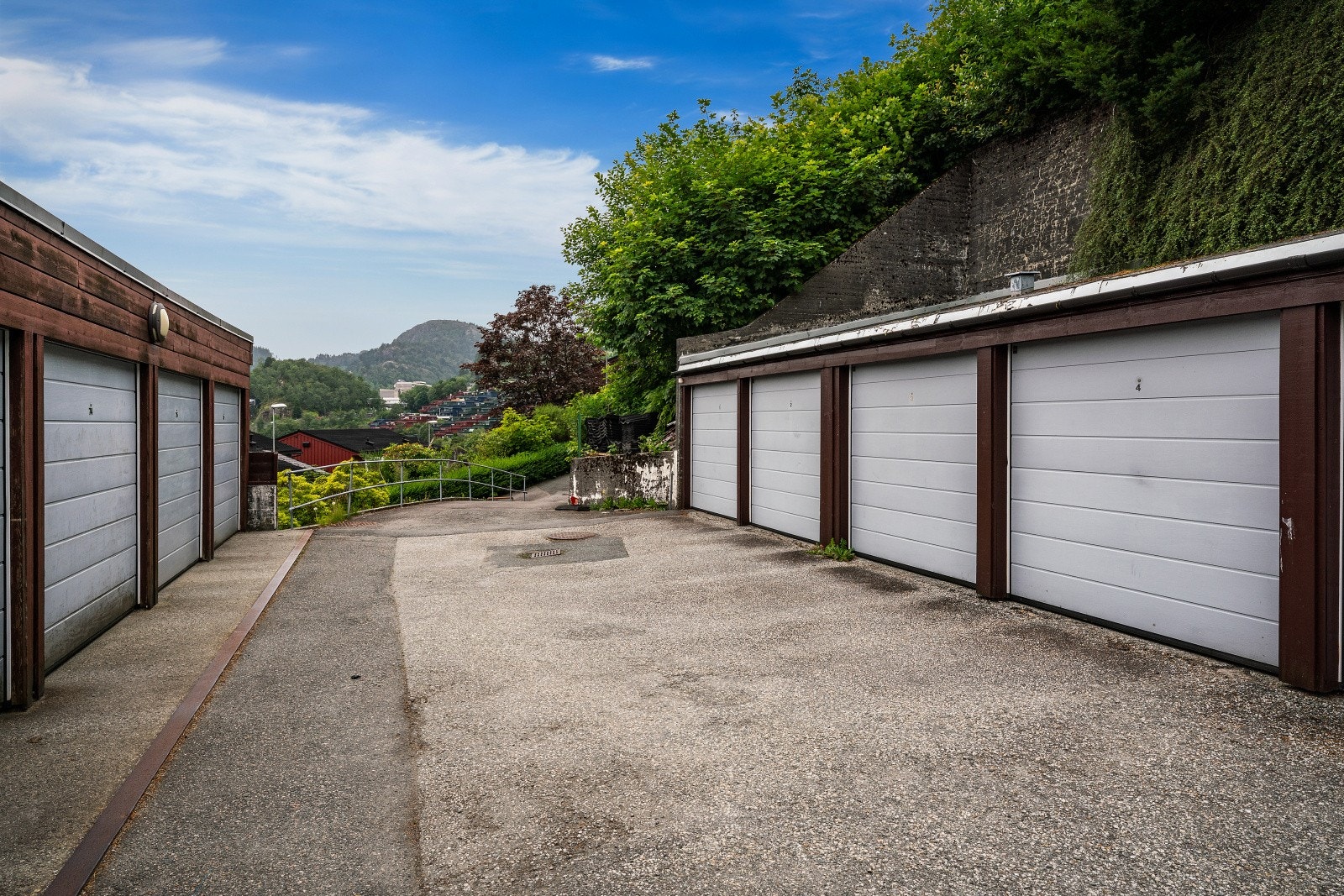 Medfølgende garasjeplass. med el-billader. Galleribilde