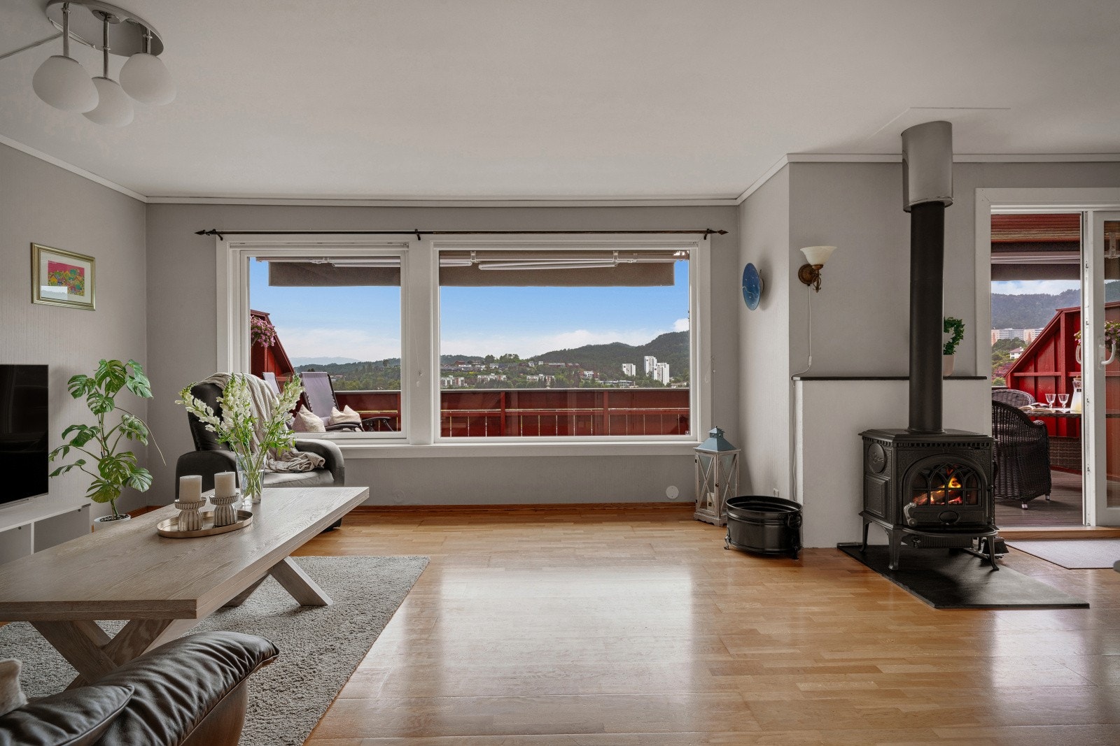 Store vindusflater som slipper inn godt med dagslys. Galleribilde