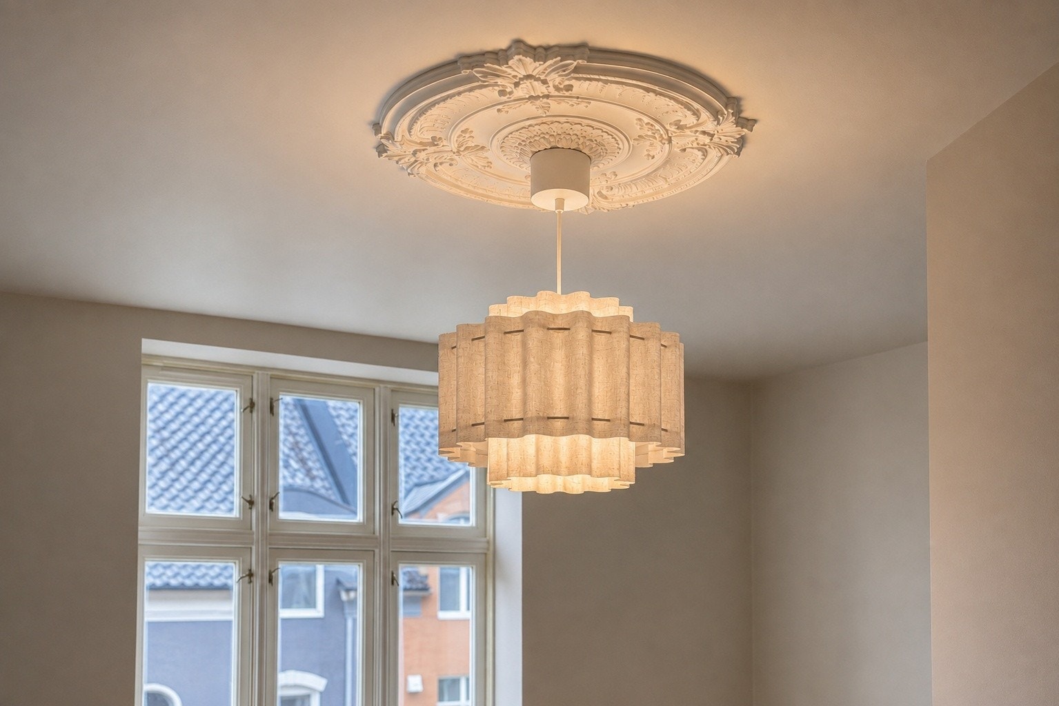 Nydelig takrosett som fremhever den klassiske bygårdsstilen. Lampen følger handelen. Galleribilde