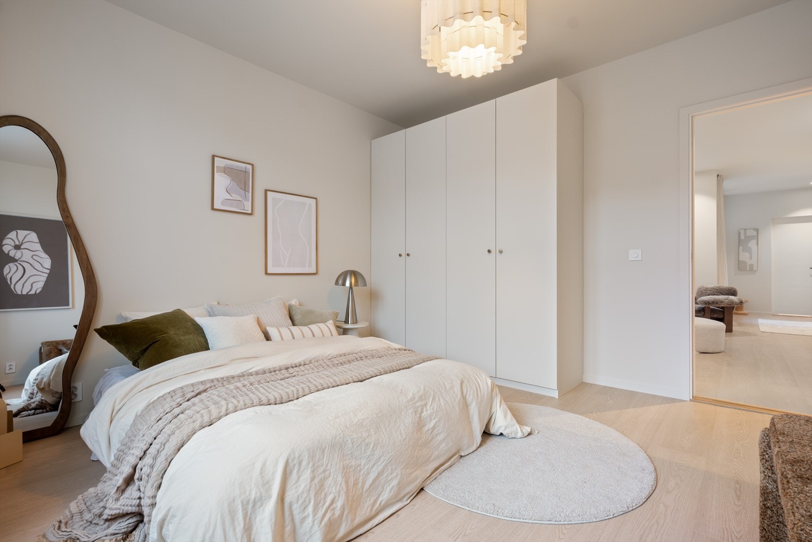 IKEA PAX-skap malt i samme lune fargetone som resten av leiligheten, for et helhetlig og stilrent uttrykk. Galleribilde