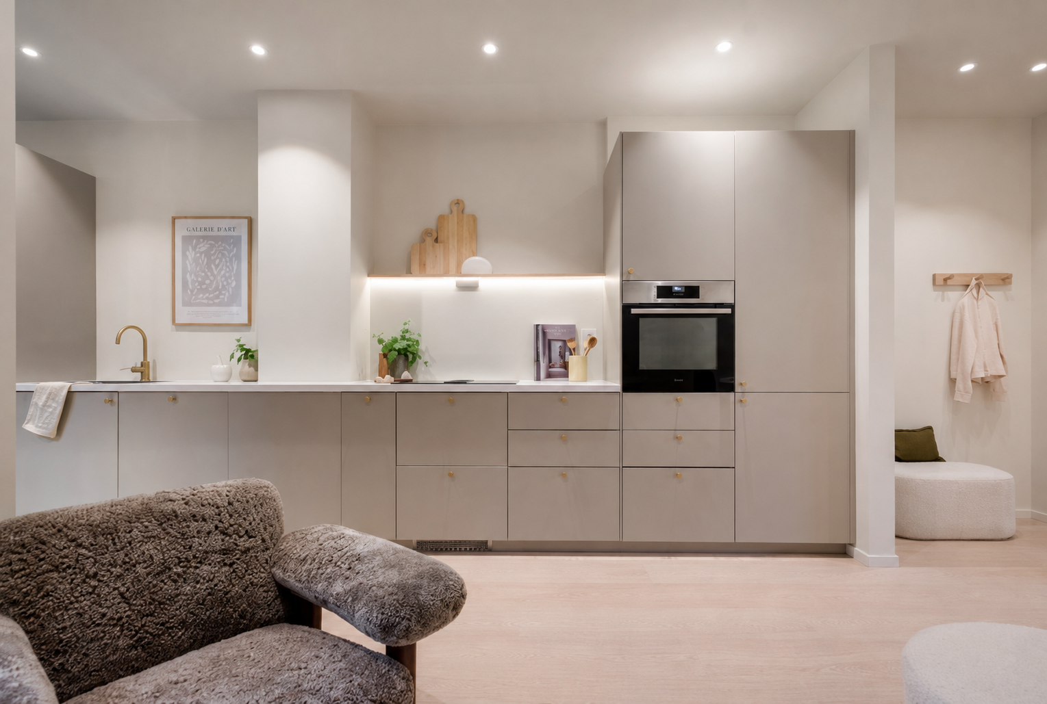 Lekkert IKEA METOD-kjøkken (2026) med HAVSTORP-fronter i beige, elegant kombinert med knotter og armatur i børstet messing. Galleribilde