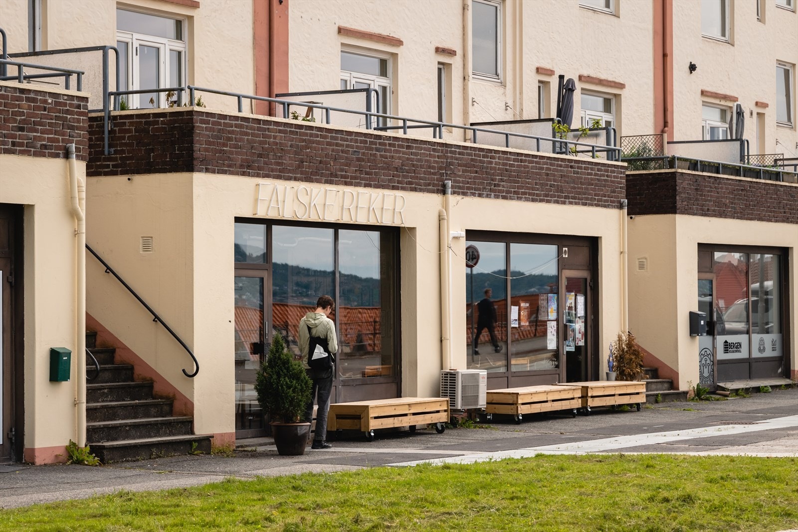 Populær lokal kafé/bar (Falske reker) noen hundre meter unna Galleribilde