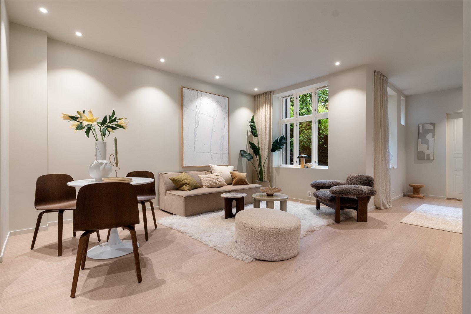 Vegger og tak i den lune nyansen Kokos harmonerer elegant med Pergo Odense Oatmeal Oak-gulv, som tilfører rommet et varmt og moderne uttrykk. Galleribilde