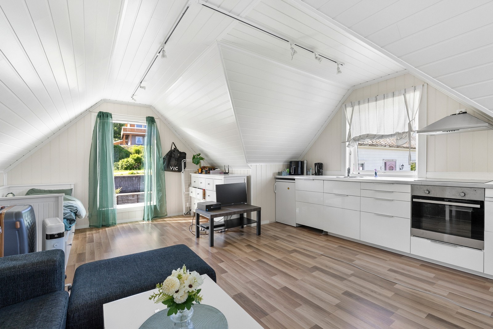 Stue/kjøkken i innredet del av garasjen. Galleribilde