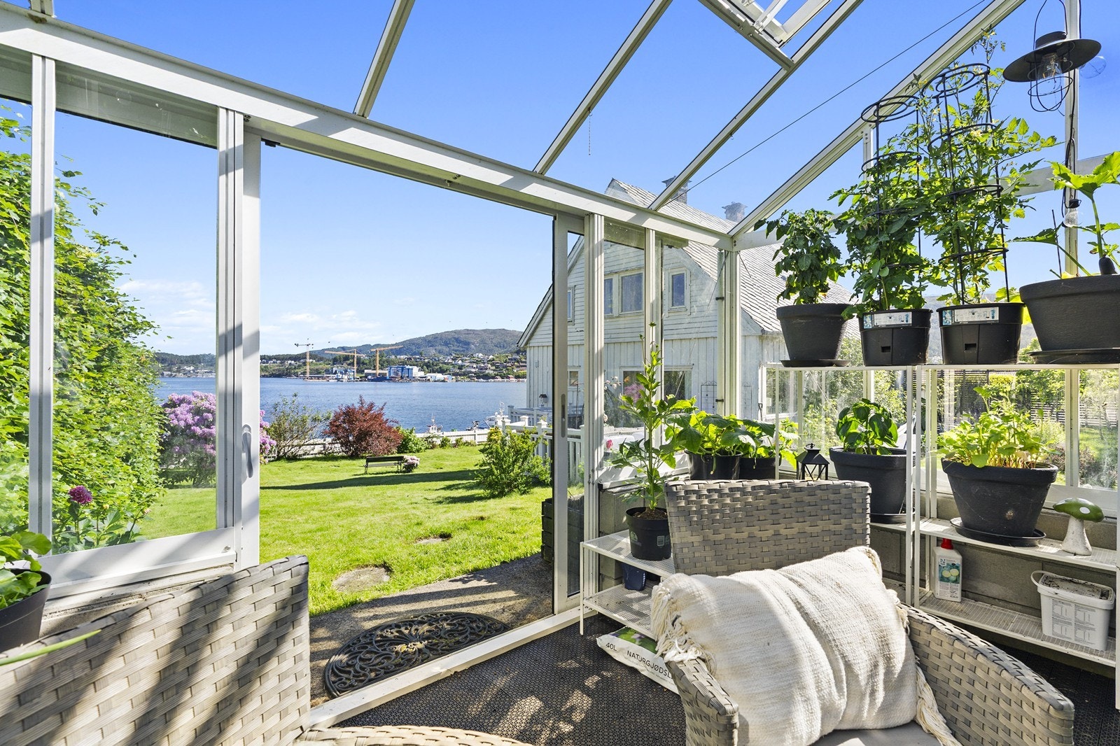 Det sjarmerende drivhuset gir gode muligheter for deg som ønsker å dyrke egne grønnsaker, blomster eller urter Galleribilde