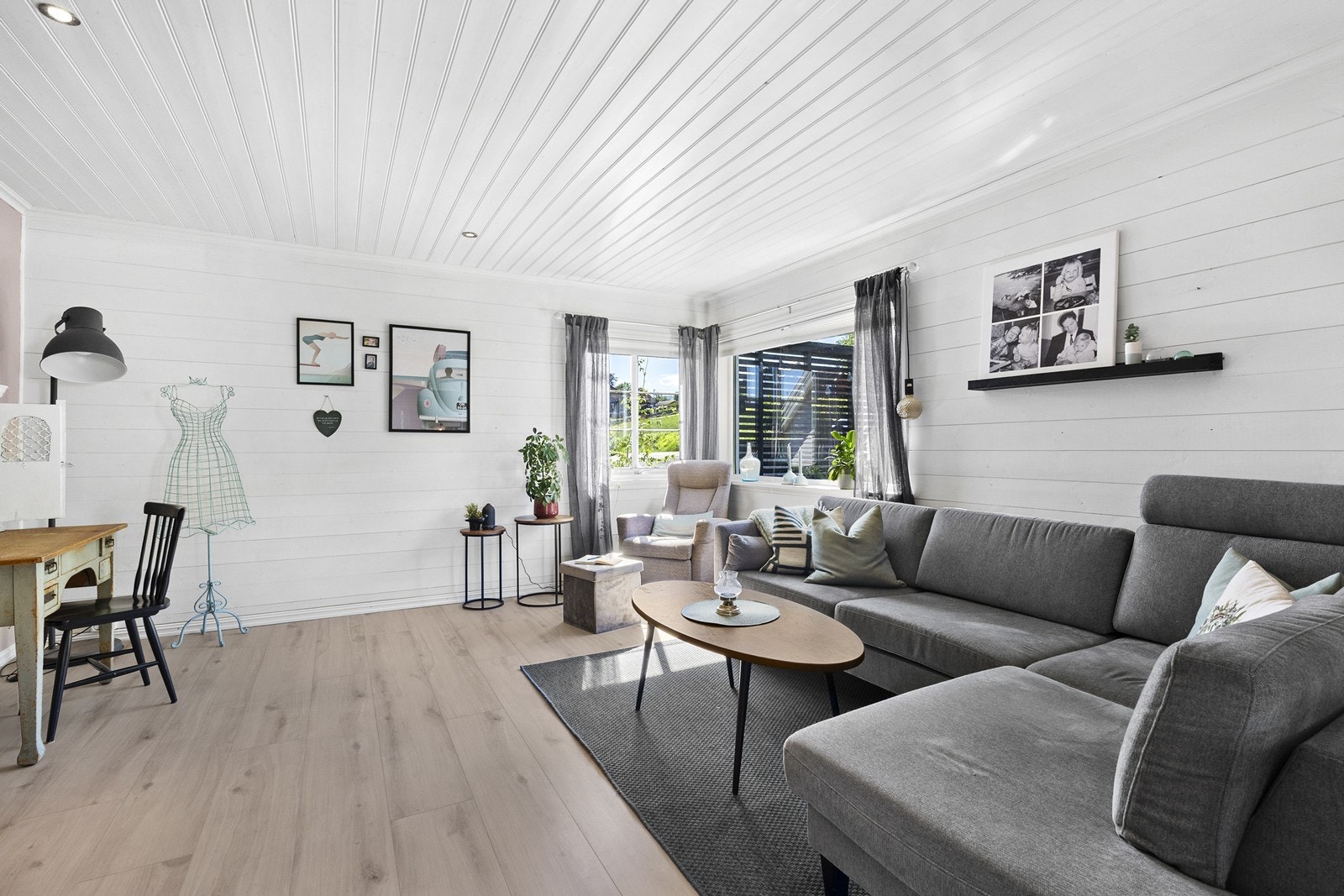 Her er det god plass til en stor sofagruppe og TV-møblement Galleribilde