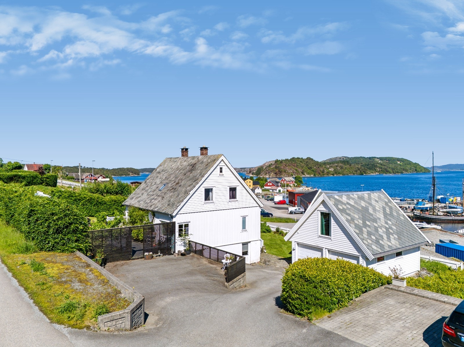 Parkering i garasje og på egen tomt. Galleribilde