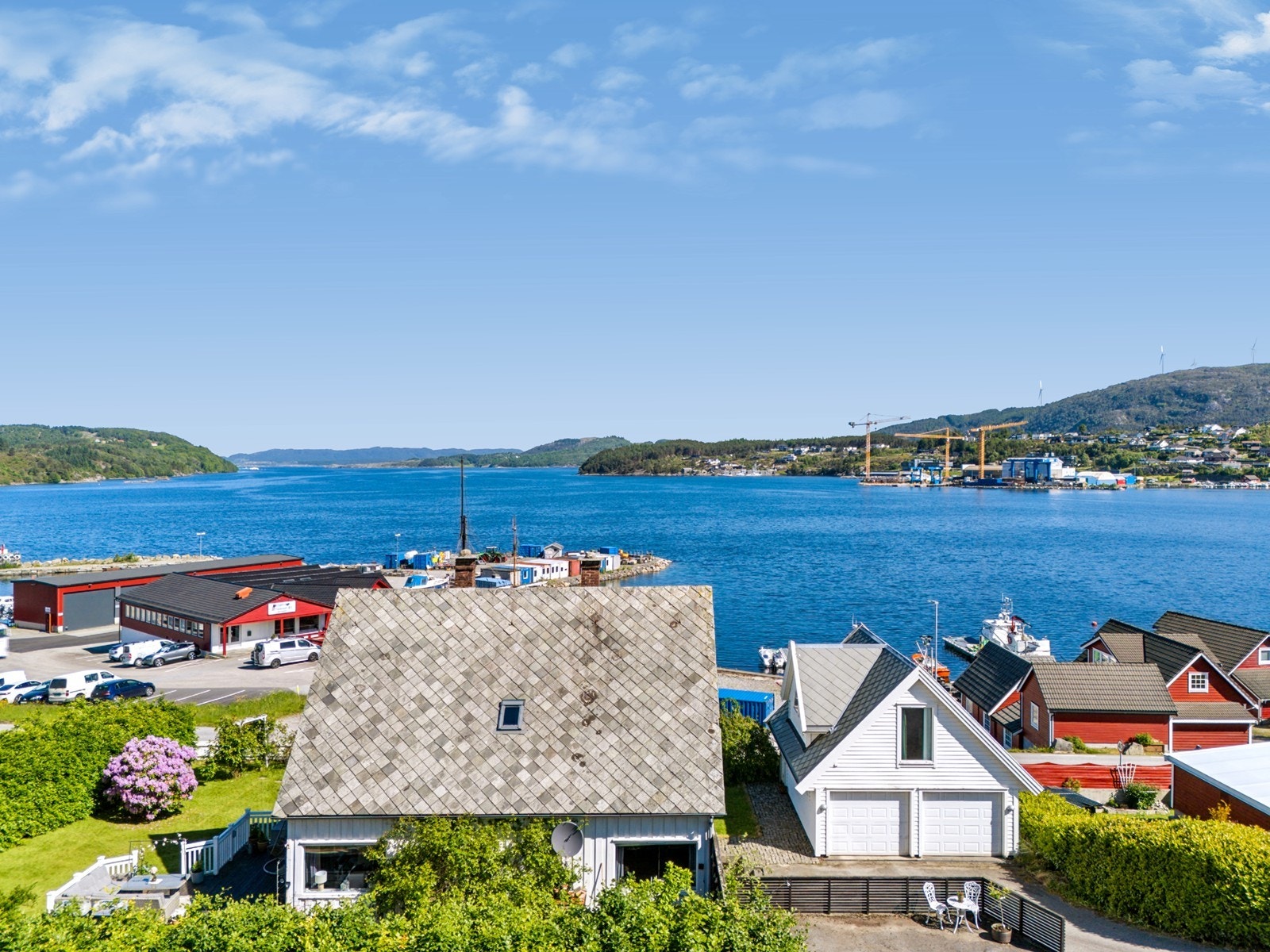 Her bor du i et etablert og trivelig boligområde med kort gangavstand til dagligvarebutikk, skoler, barnehager, idrettsanlegg og øvrige servicetilbud. Galleribilde