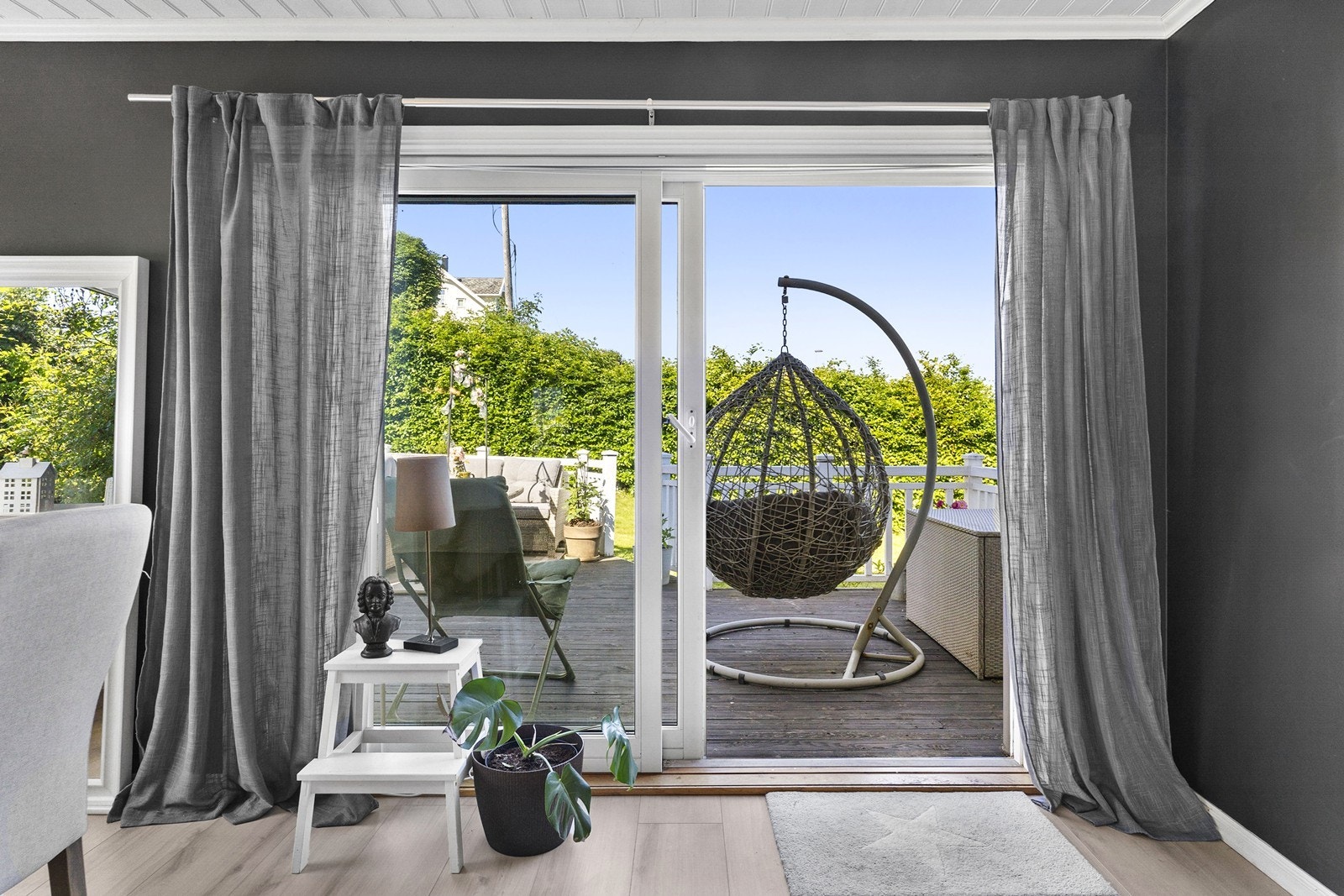 Fra spisestuen er det direkte utgang via skyvedører til en stor, solrik terrasse på ca. 70 kvm. Galleribilde