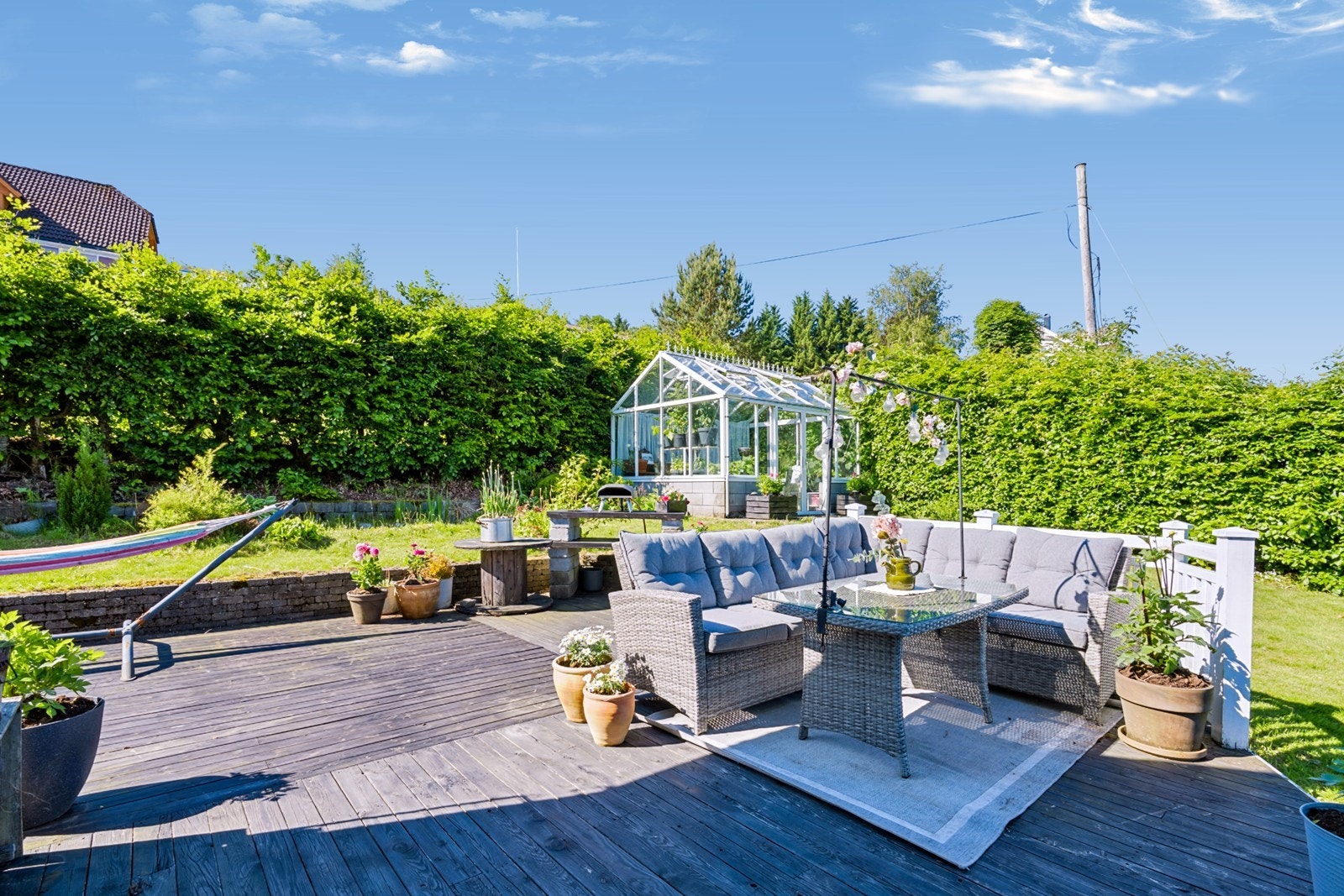 Terrassen strekker seg rundt deler av boligen, slik at du kan følge solen gjennom dagen, og byr på god plass til både spisegruppe, loungeområde og grill. Galleribilde