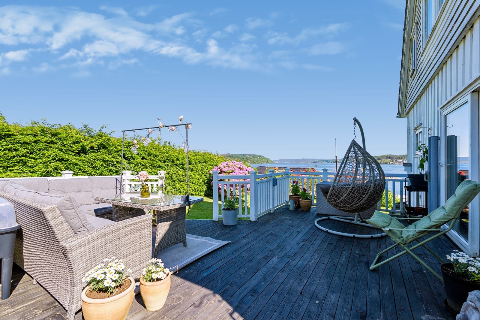 Eneboligen kan skilte med flotte uteområder, en stor terrasse og en skjermet hage med gode solforhold Galleribilde