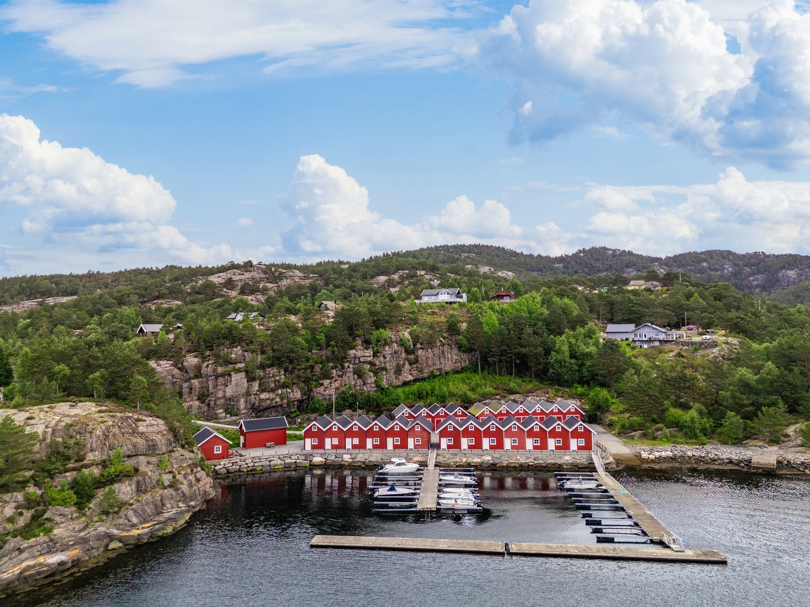 Felles naustområde med båtmarina og slipp Galleribilde