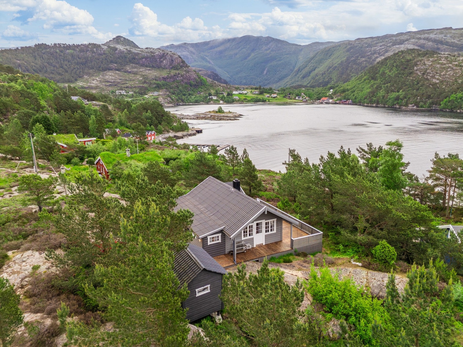 Solrik beliggenhet like ved Dingevågen Galleribilde
