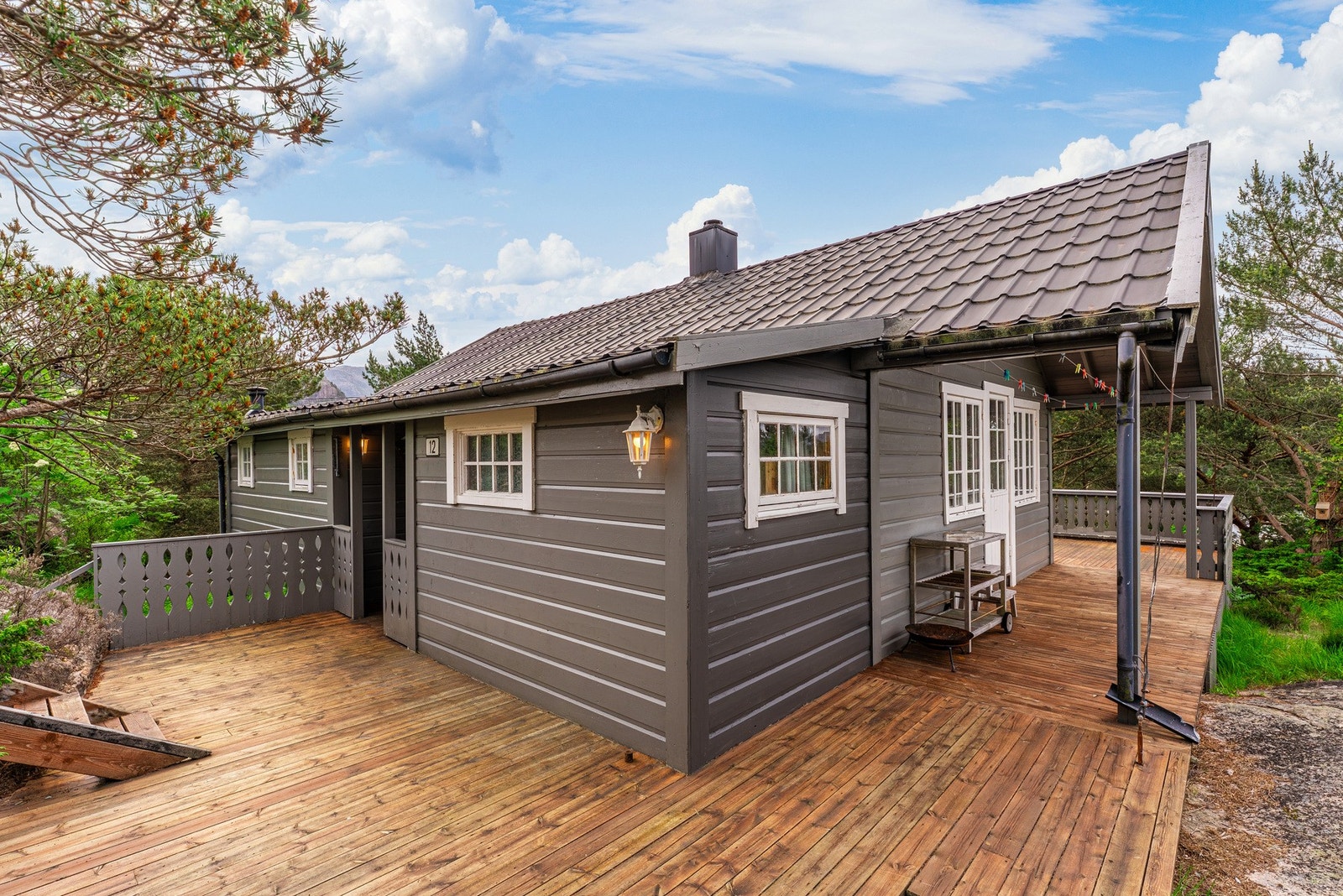 Terrasseplatting fra inngangspartiet og rundt hytten Galleribilde