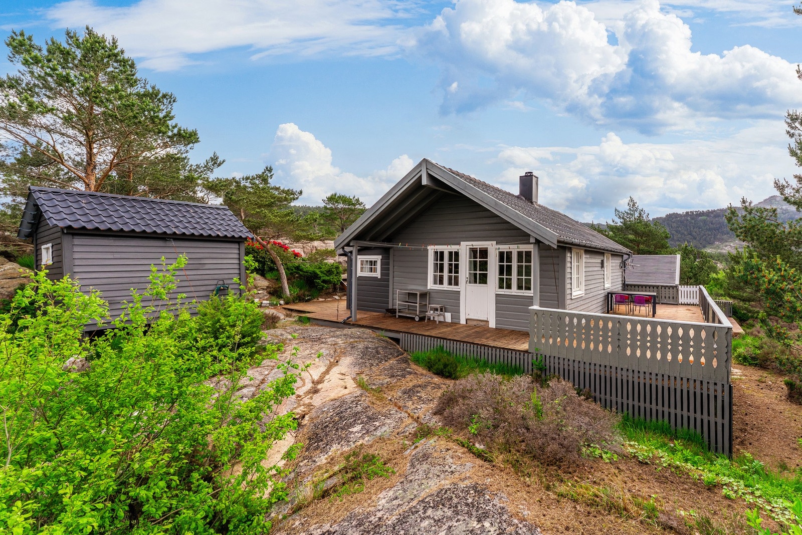 Eiendommen består av hytte, anneks, uthus og naust Galleribilde