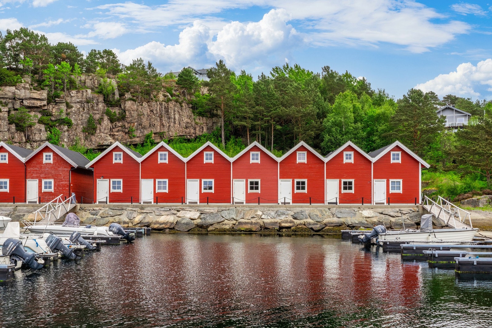 Naust merket nr.3 fra høyre Galleribilde