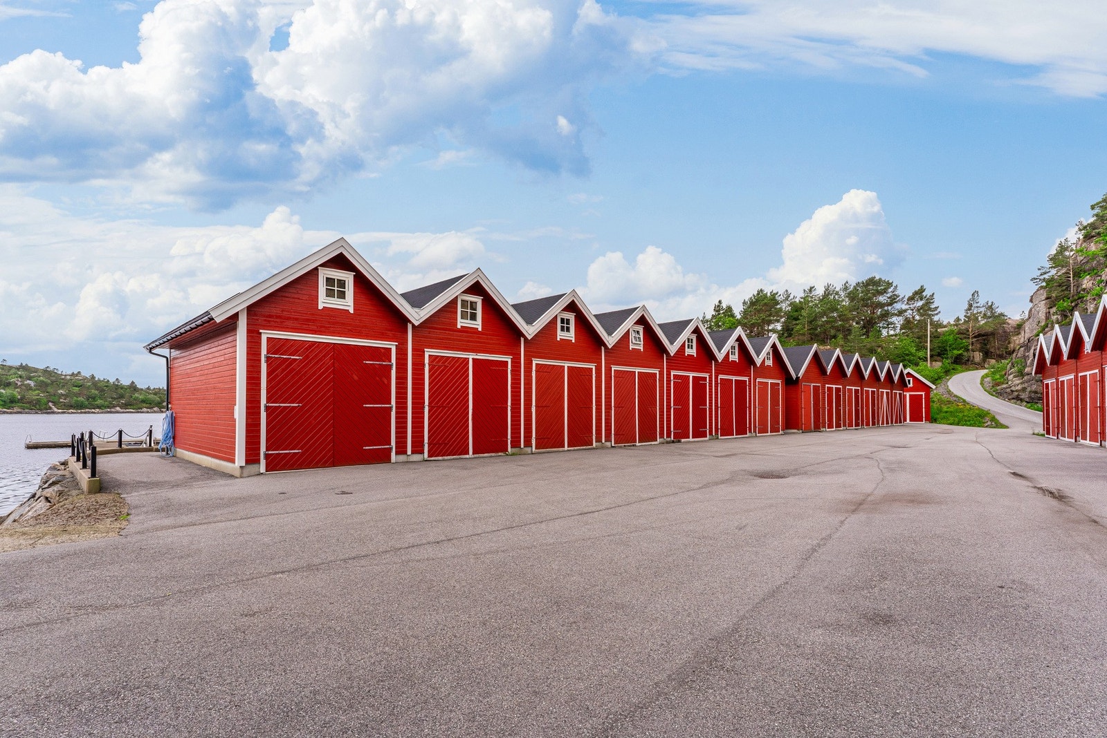 God og praktisk adkomst til naustet. Naust merket nr.3 fra venstre Galleribilde