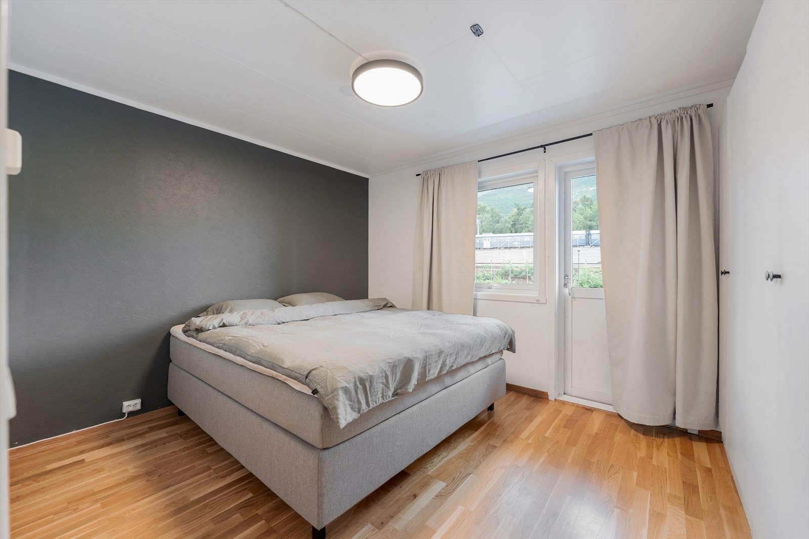 Fra soverommet er det direkte utgang til balkong, som gir en flott kombinasjon av komfort og funksjonalitet. Galleribilde