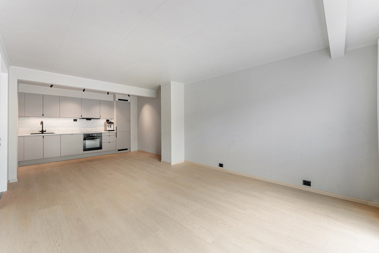 Stuen har god plass til møblering i flere soner, med mulighet for både sofagruppe og spiseplass. Den gode romfølelsen gir fleksible innredningsmuligheter. Galleribilde