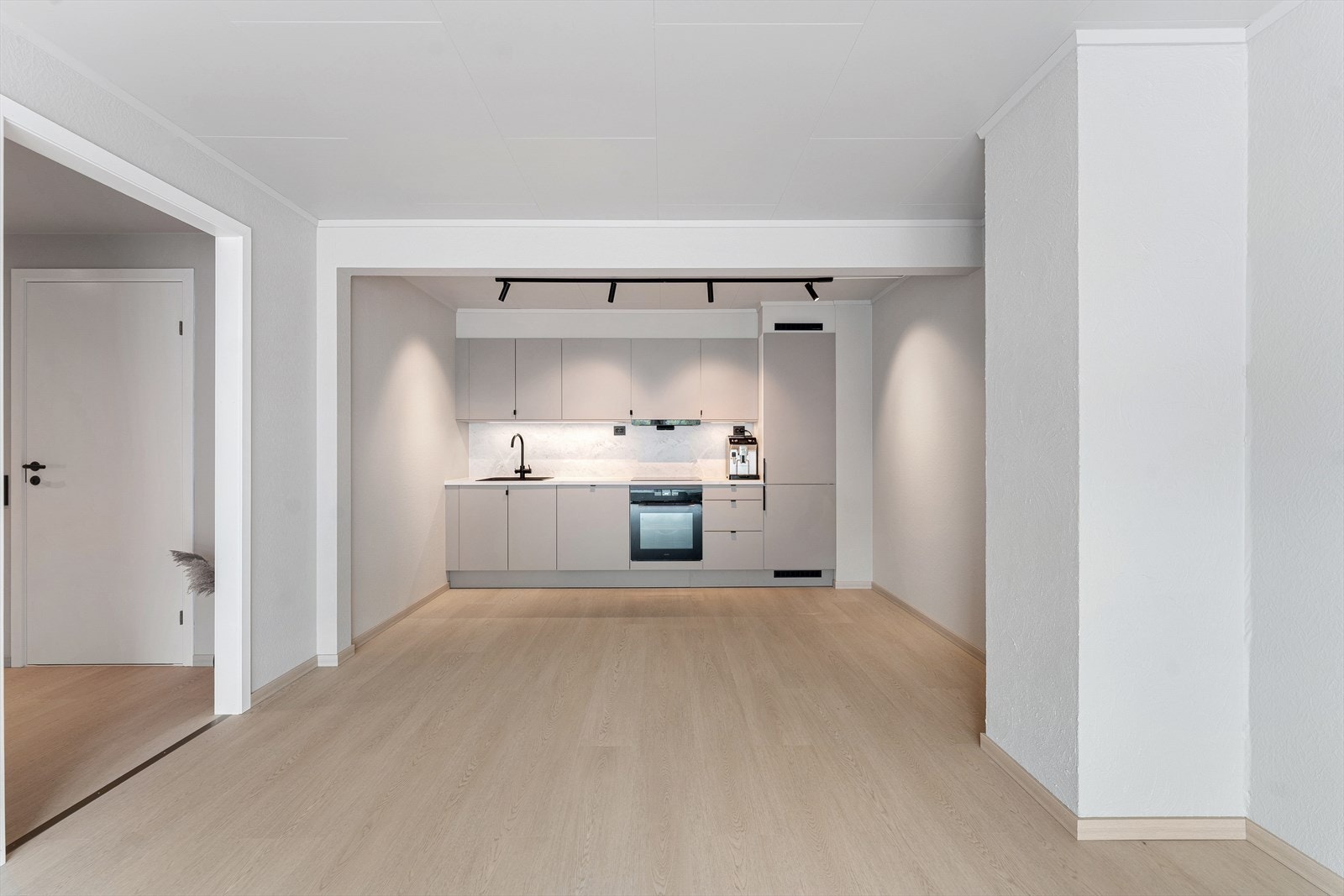 Kjøkkenet har HTH kjøkkeninnredning med slette fronter fra 2026. Innredningen har laminat benkeplate med nedfelt oppvaskkum og plate på vegg over benkeplate. Galleribilde