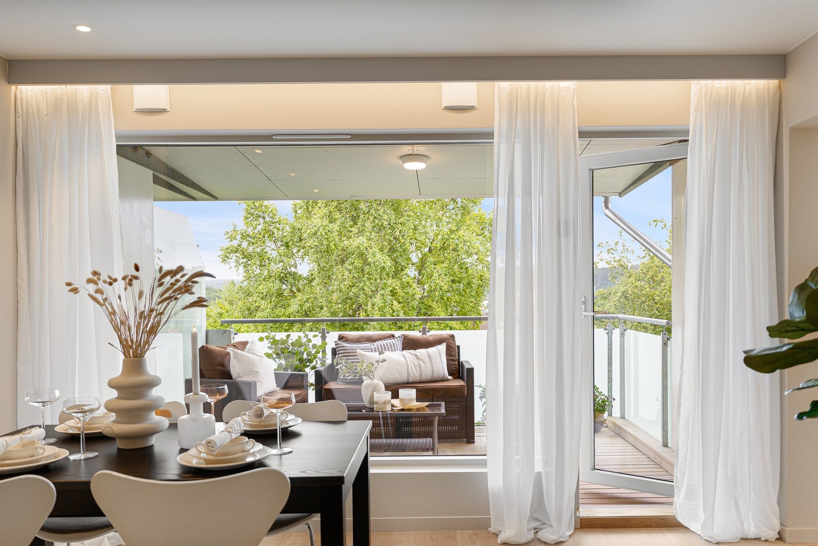 Fra stuen har man adgang til boligens veranda Galleribilde