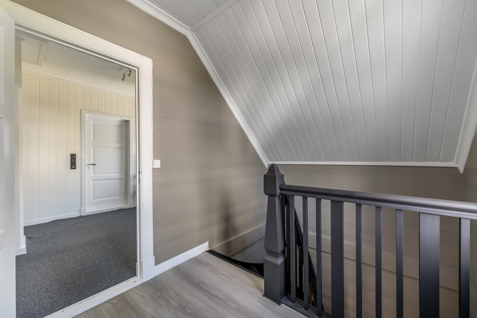 Trappen fører opp til boligens overetasje (2.etasje), hvor du finner videre adkomst til soverommene. Galleribilde