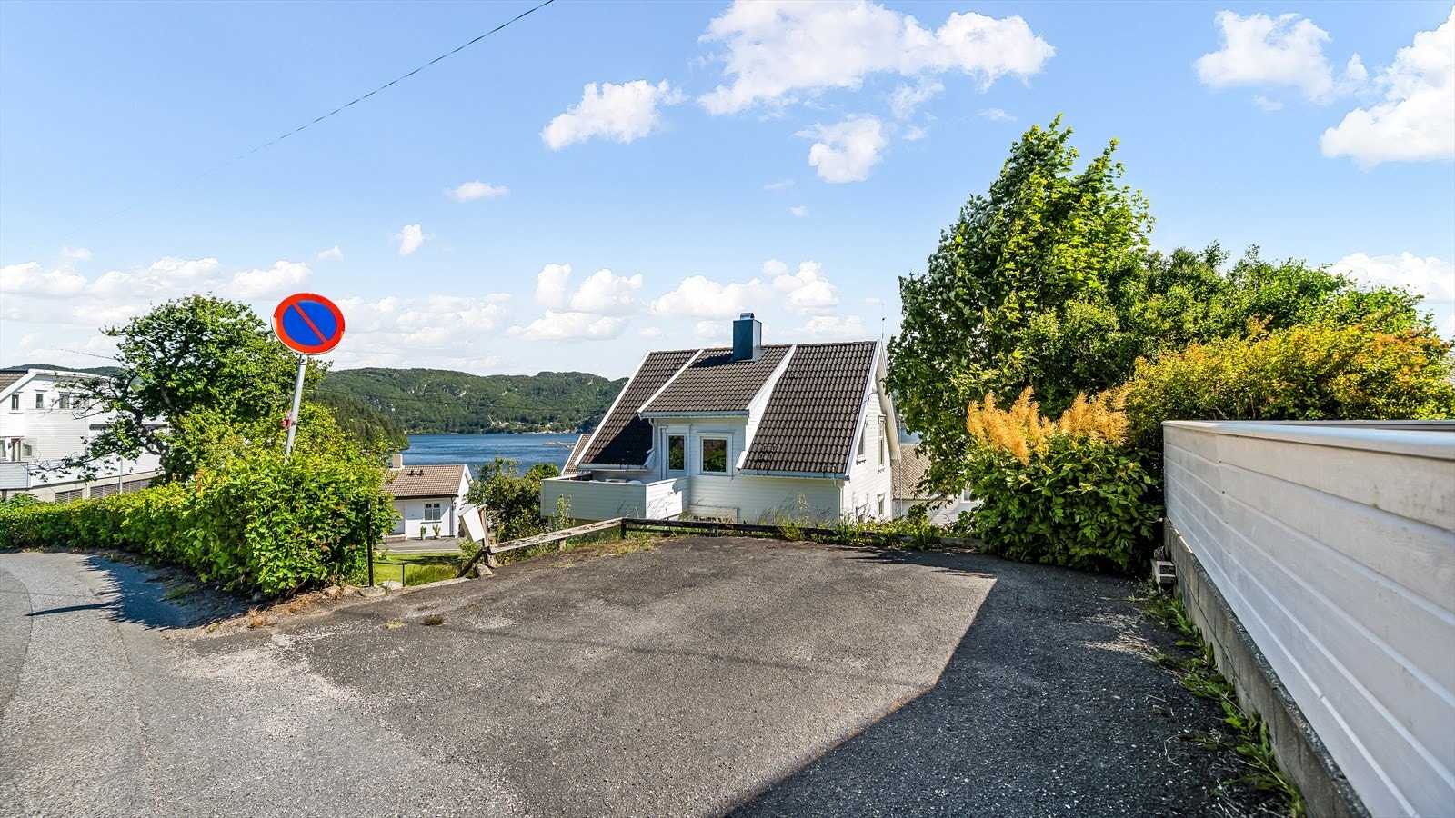 Parkeringsplass på egen tomt. Galleribilde