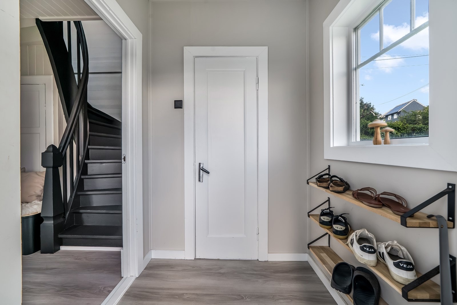 Velkommen inn i en trivelig entré med oppbevaringsmuligheter og adkomst til boligens øvrige etasjer. Galleribilde
