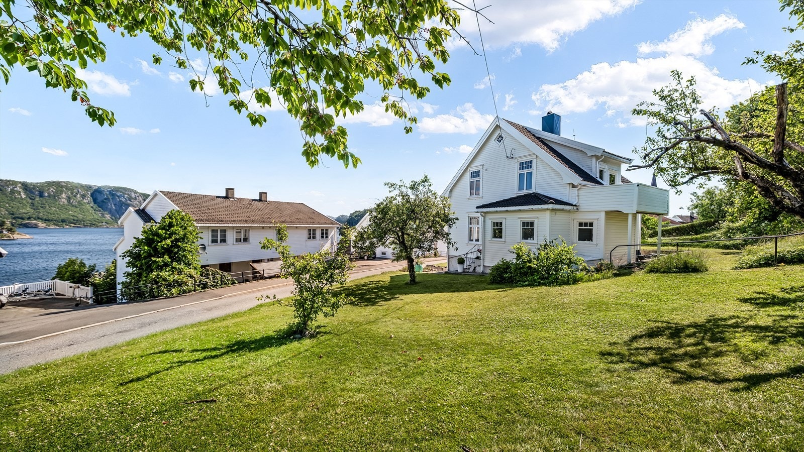 Stor tomt med grønne omgivelser, frukttrær og god plass til både lek og rekreasjon. Galleribilde