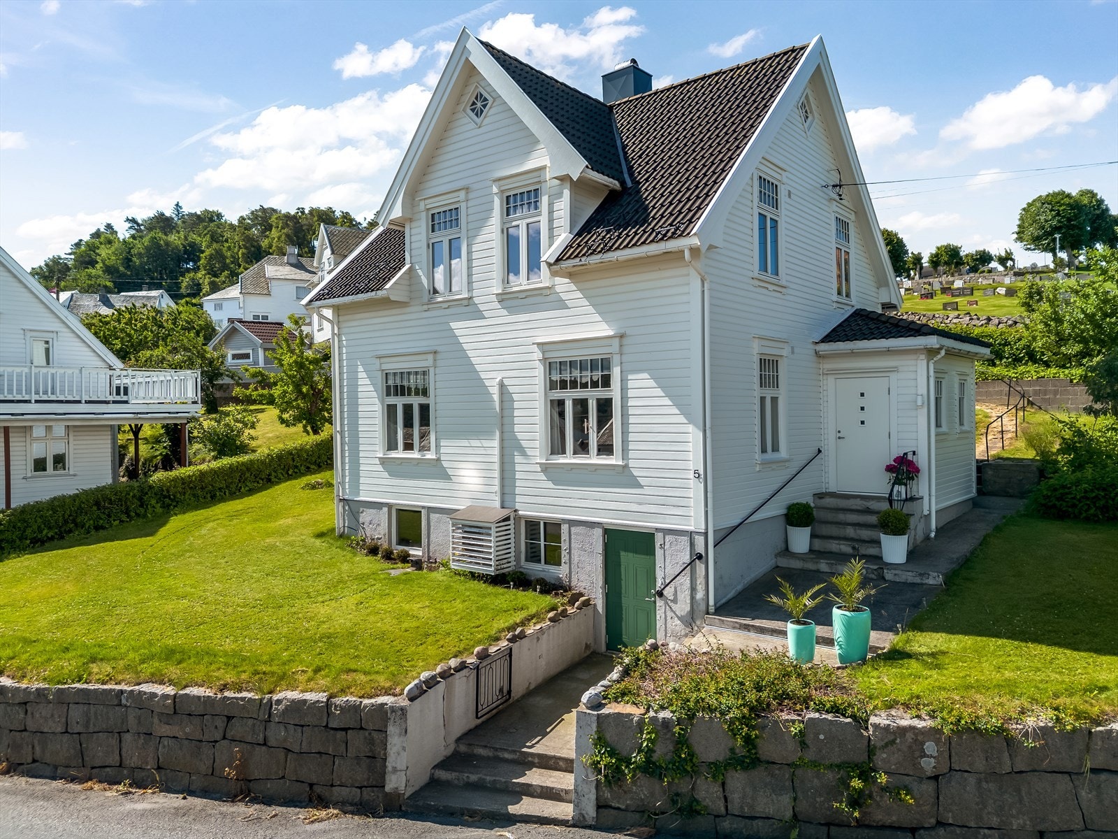Flott og velholdt enebolig med pent opparbeidet hage. Galleribilde