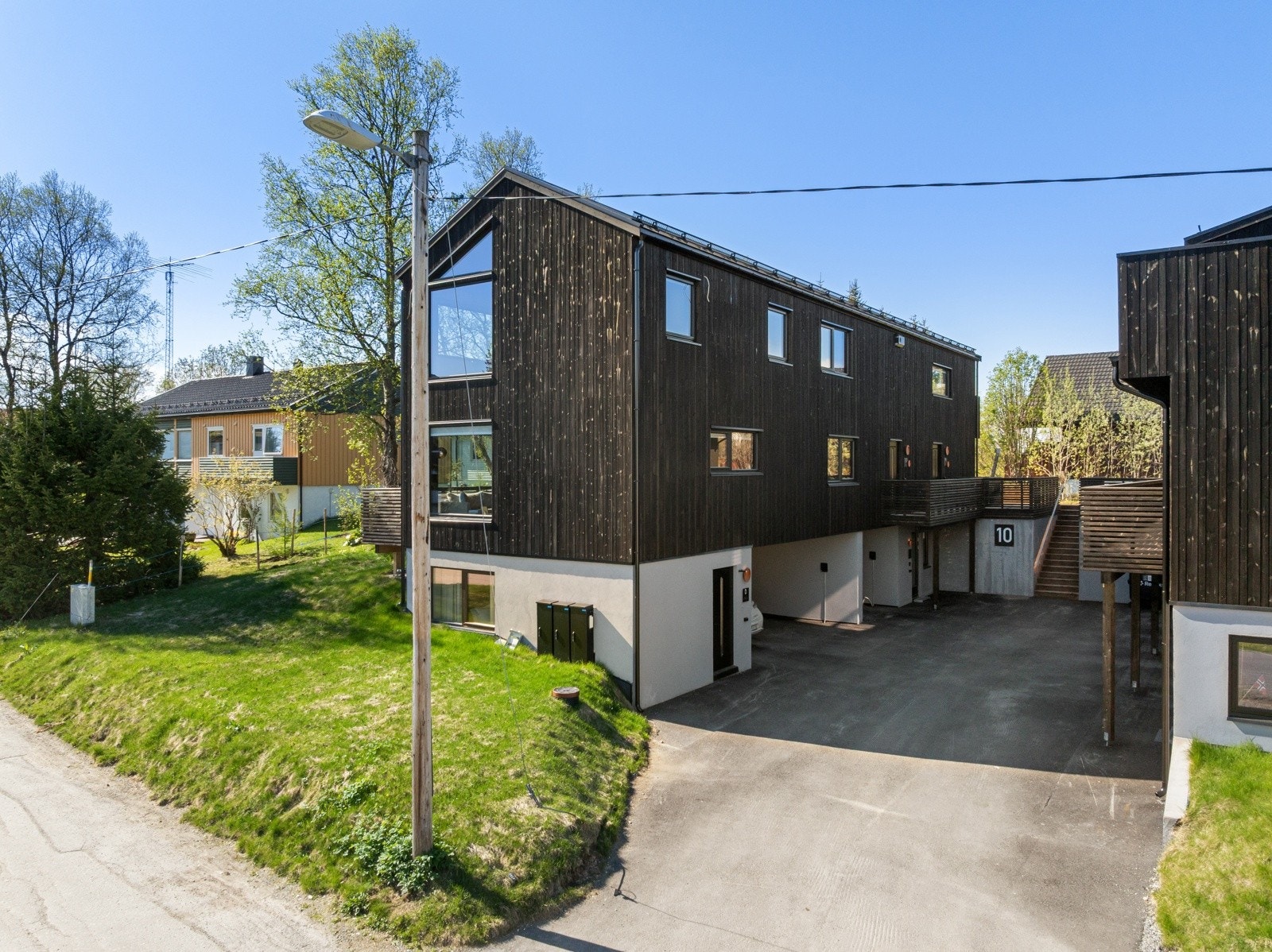 Boligen disponerer parkering i carport, som gir en enkel og praktisk hverdag.
