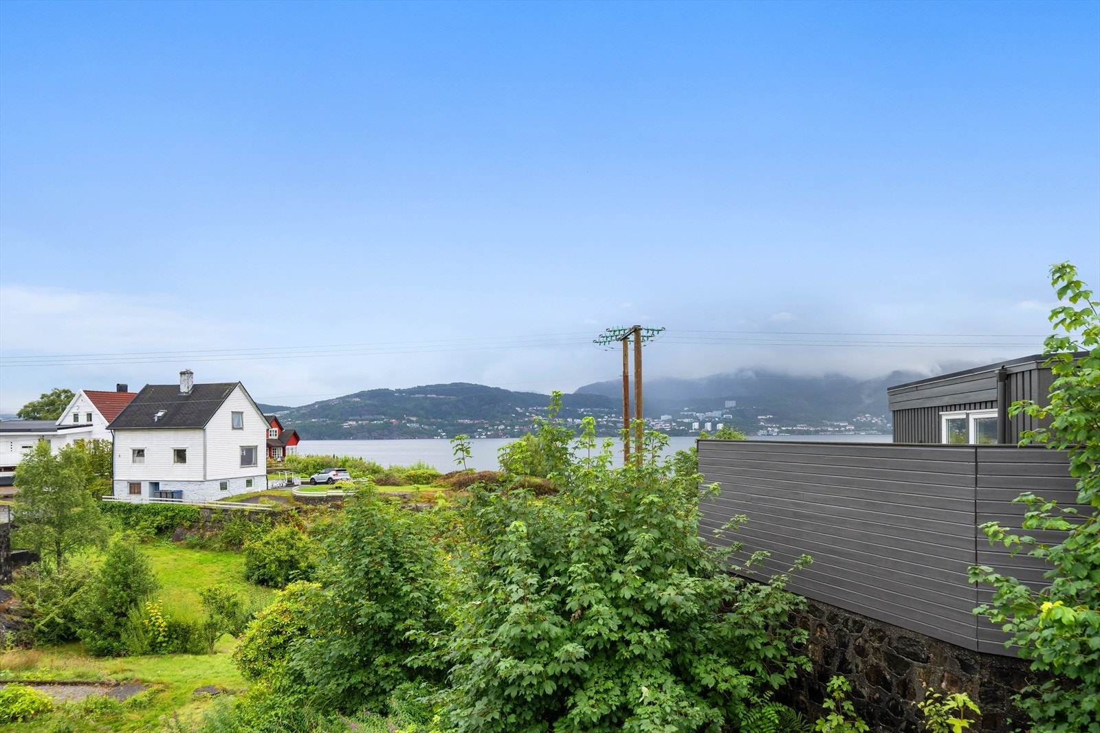 Altanen gir et fint overblikk over nærområdet og Byfjorden. Galleribilde