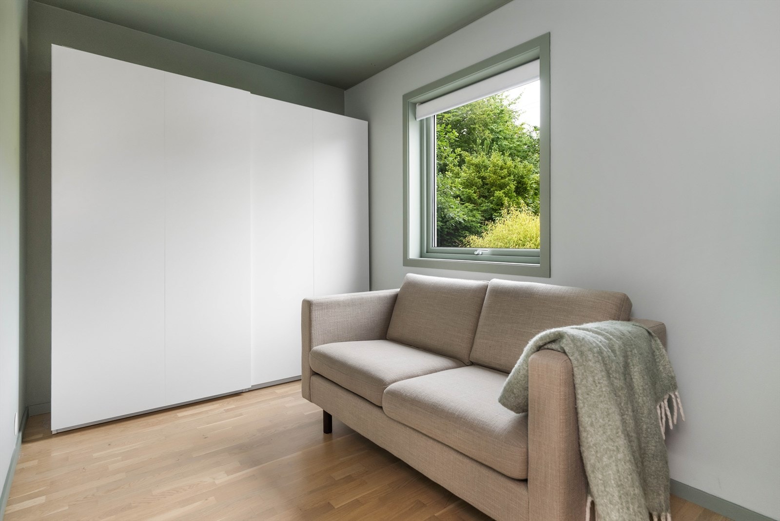 Soverom II er også av god størrelse og har rikelig med naturlig lysinnslipp. Tidsriktige overflater. Det er god plass til variert møblering. Galleribilde
