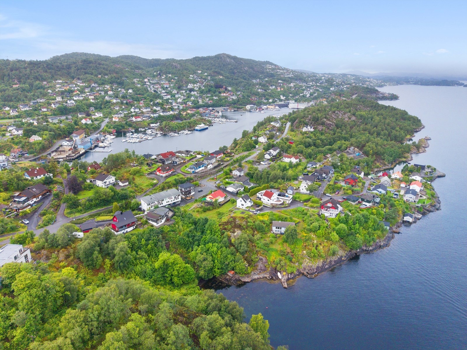 I nærliggende Florvåg, ca. 2 km. unna, finner du blant annet dagligvarebutikker, treningssenter og restaurant. Galleribilde