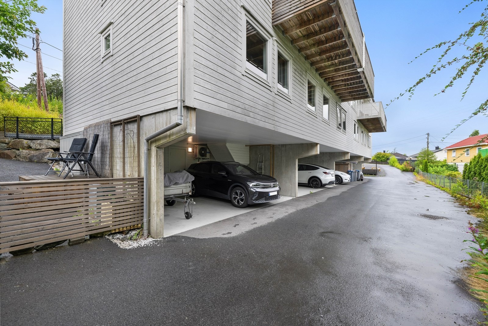 Praktisk parkering i "underetasjen" i integrert garasje/carport. Galleribilde
