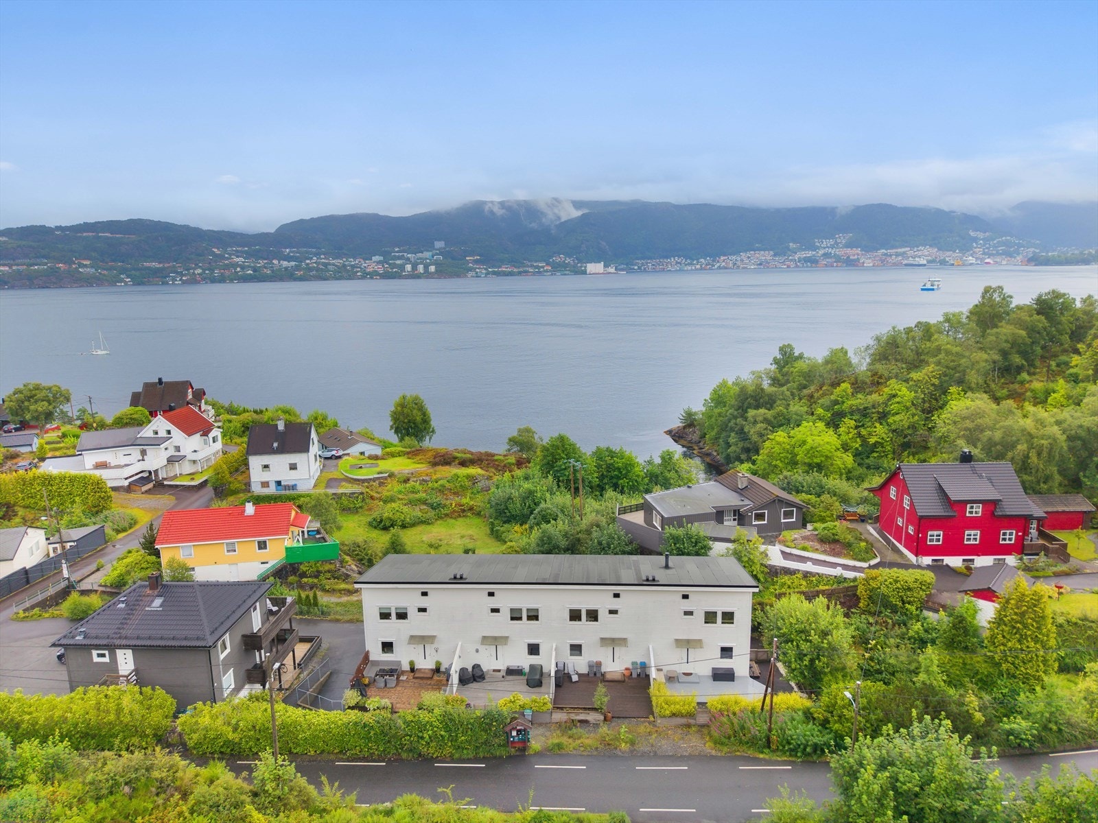 Fra eiendommen er det kort vei til sjøen (Byfjorden). Galleribilde