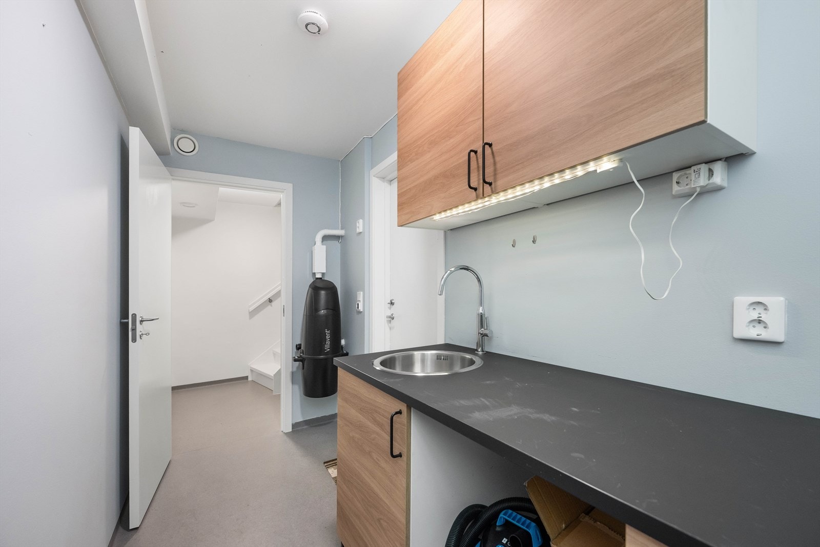 Praktisk innredet tekniskrom i underetasjen. Direkte inngang fra garasjen/carporten til rommet. Galleribilde