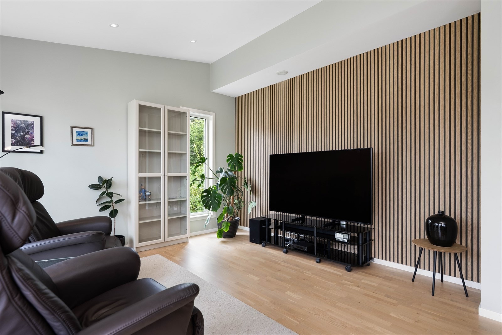 En stilfull spilevegg utgjør en moderne detalj i stuen. Galleribilde
