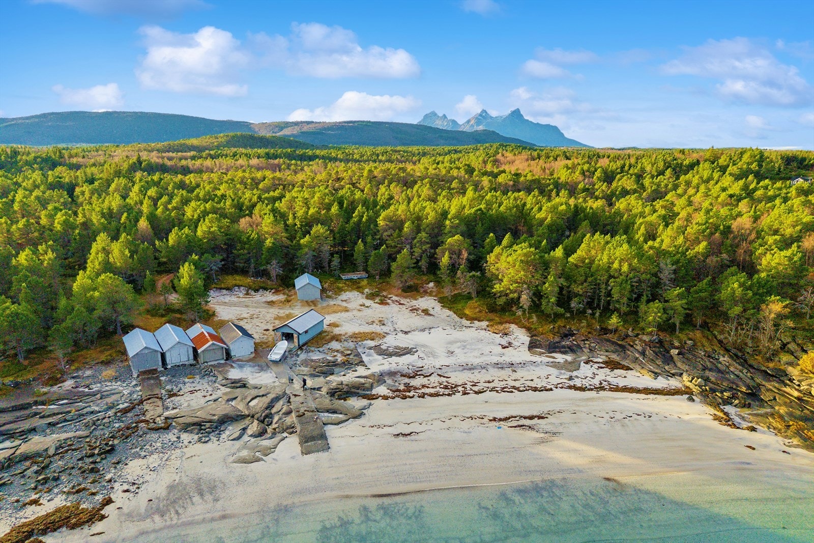 Bare to minutters gange ned til flott strand, hvor naustrettigheten er tilrettelagt for. Galleribilde