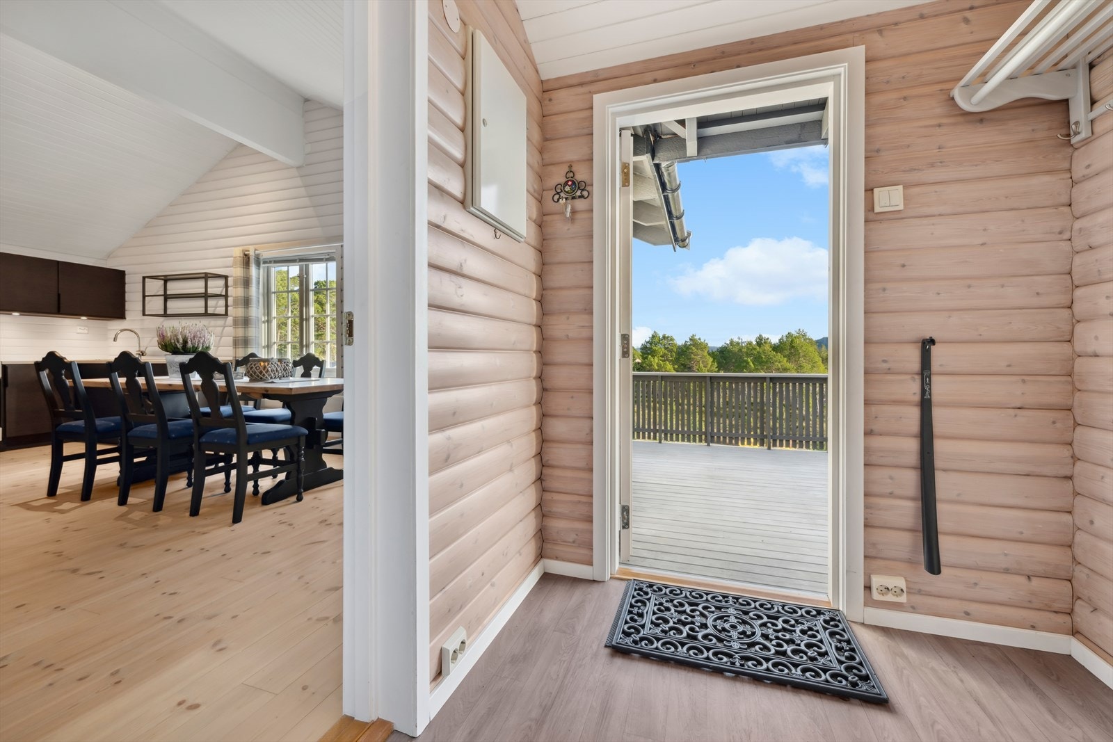 Lys og hyggelig entré med plass for enkle garderobe- og opphengsløsninger. Galleribilde