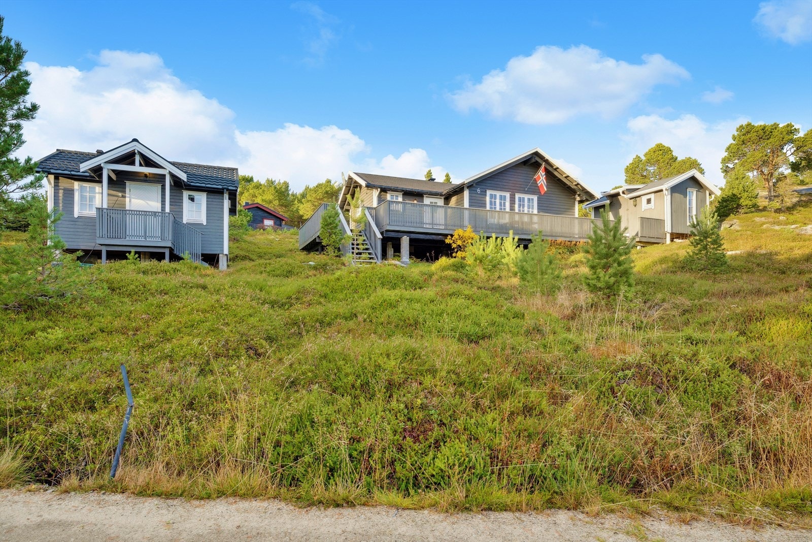 Tomta måler over 900m2 og består i hovedsak av naturtomt. Galleribilde