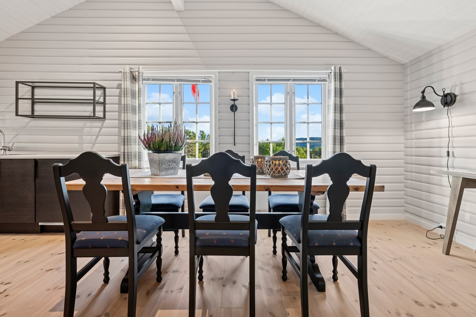 Spisegruppen tar plass i egen sone og inviterer til sosiale og hyggelige måltider med kjent og kjære. Galleribilde
