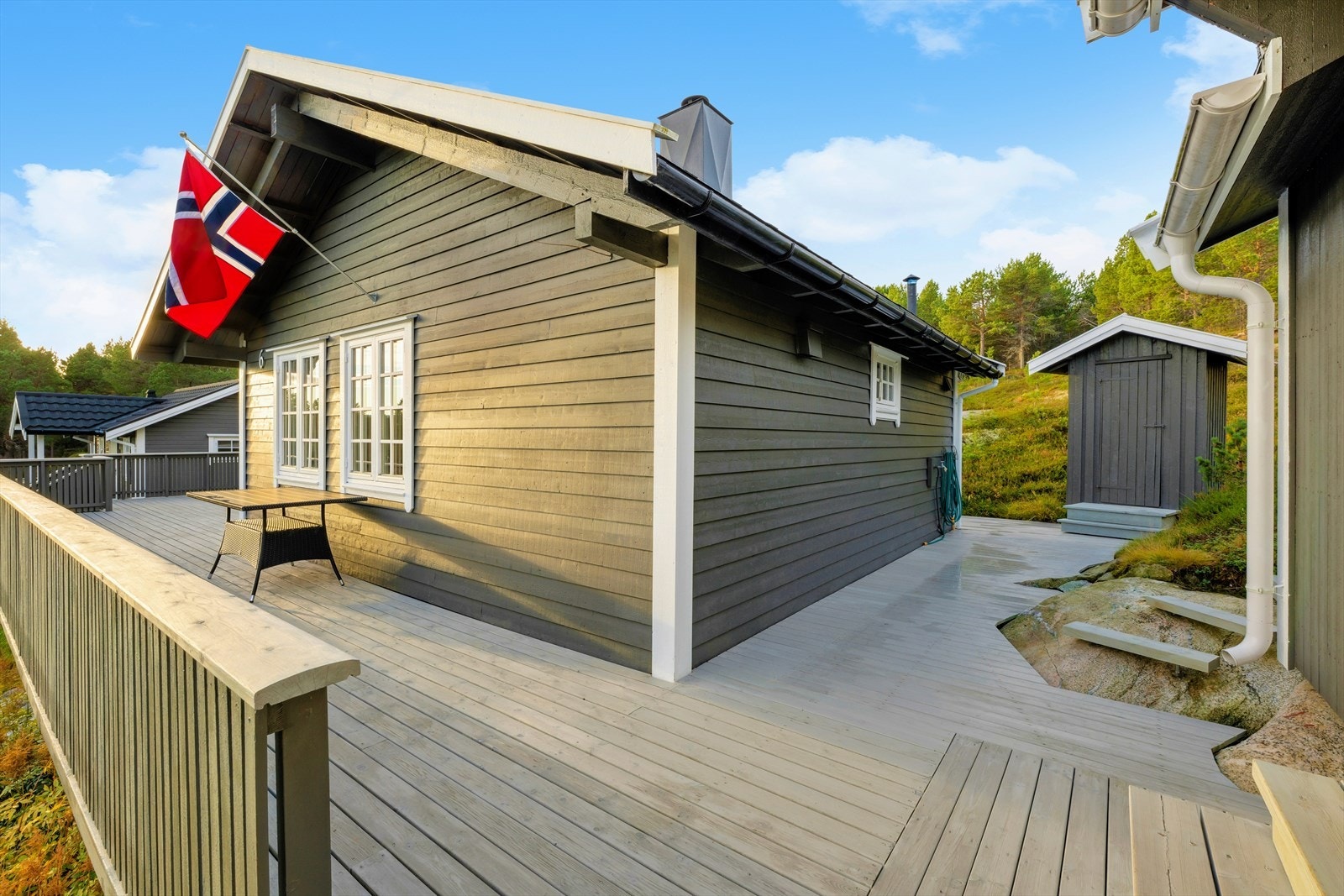 Hytta har en stor terrasse på hele 80kvm. Her er det rikelig med plass for utemøblement, grill og annet en måtte ønske. Galleribilde
