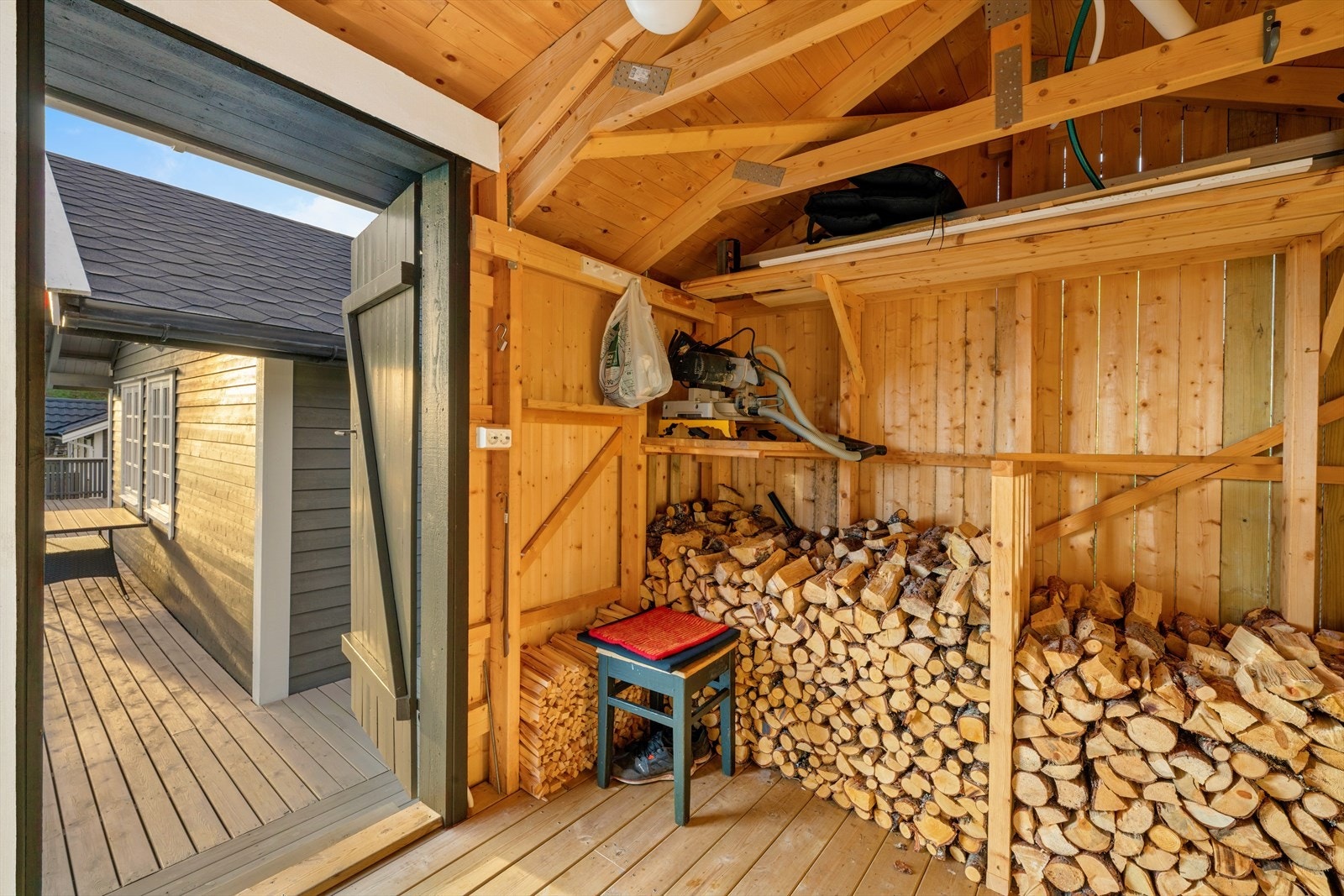 Uthus med vedskjul og lagringsplass for diverse utstyr. Galleribilde