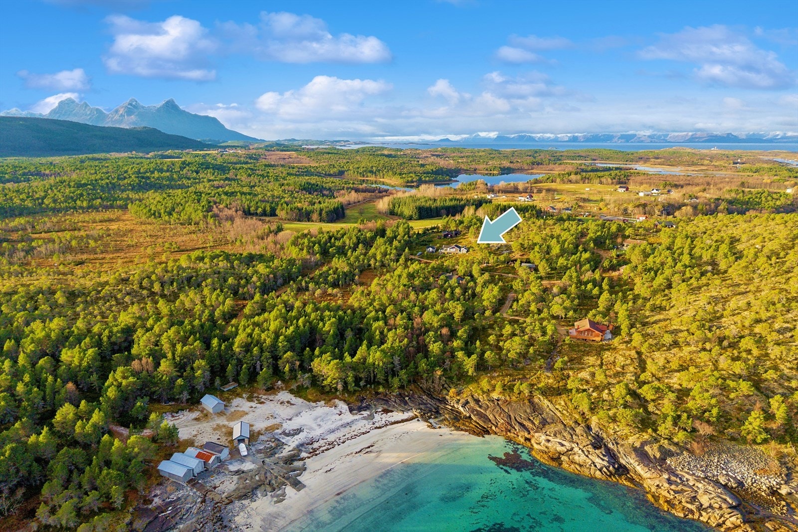 Hytta ligger i det populære hytteområdet på Sommersel, like ved Tranøya. I tillegg har en naustrett nede ved stranda. Galleribilde